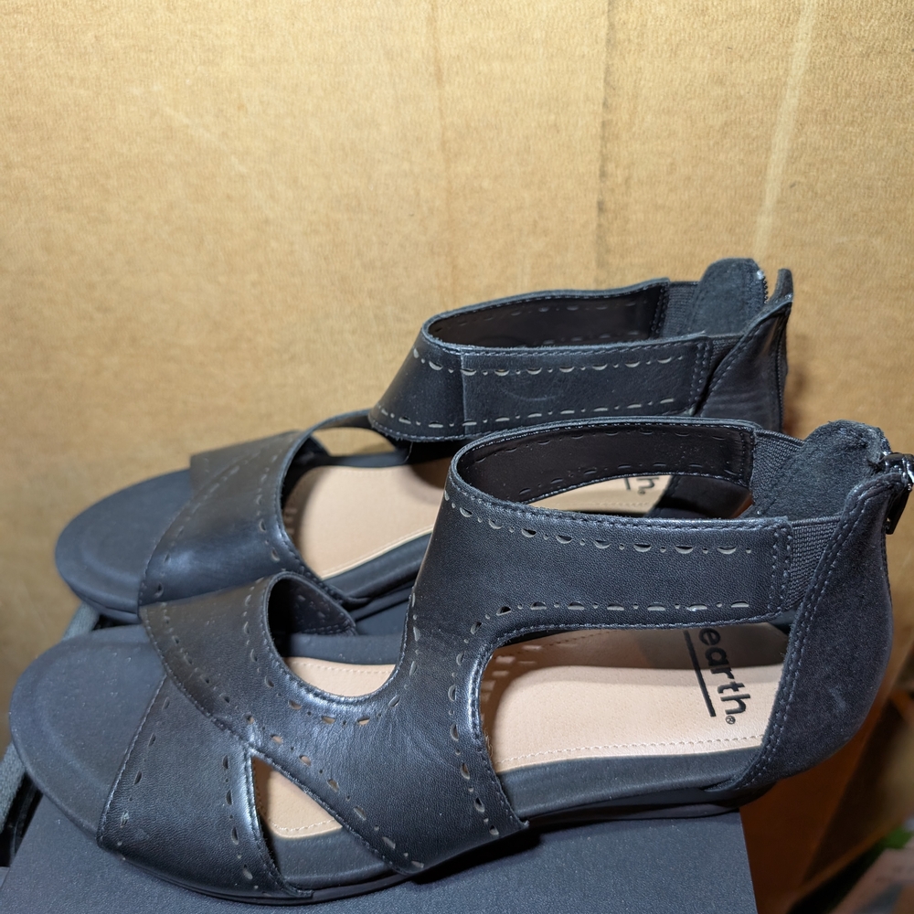 Earth Black Leather Open-Toe Sandals